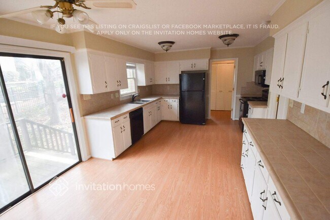 Foto del edificio - 7131 Hillside Ln