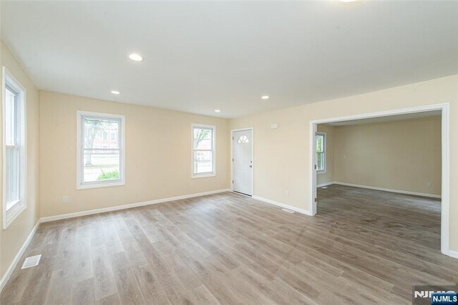 Foto del edificio - 55 Lakeside Ave