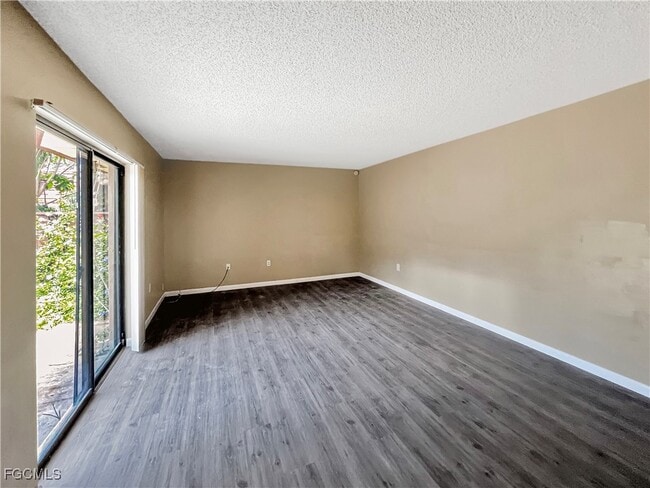 Foto del edificio - 5241 Cedarbend Dr