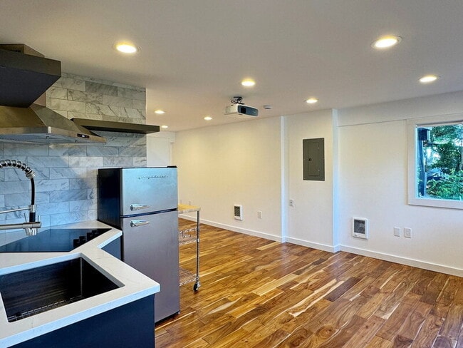 Building Photo - 2591 Magnolia Blvd W