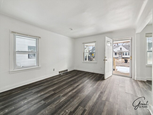 Building Photo - $1250 3 bedroom bungalow