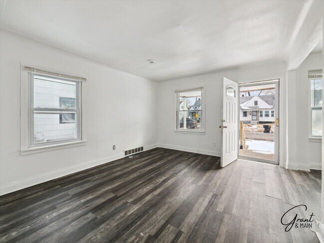 Foto del edificio - $1250 3 bedroom bungalow