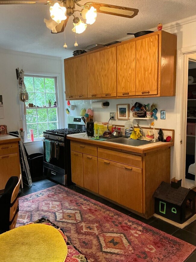 Foto del edificio - 1 Bedroom/1 bathroom Basement Apartment in...
