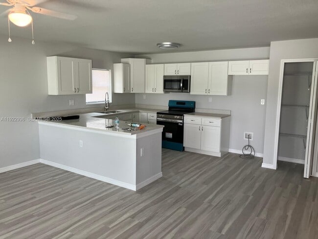 Building Photo - 434 Poinsettia Ave