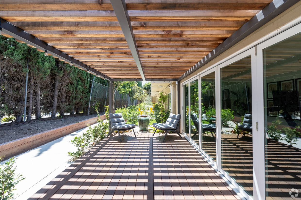 Foto principal - Apartments close to Downtown LA with Gym, BBQ Area, Laundry Facilities and More!