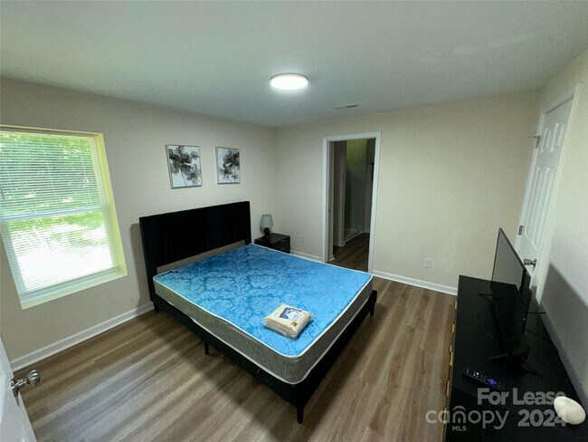 Foto del edificio - 1525 Summerville Rd