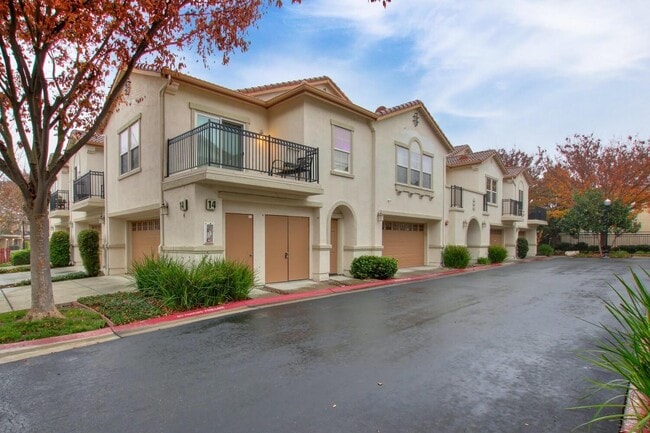 Building Photo - 3301 N Park Dr