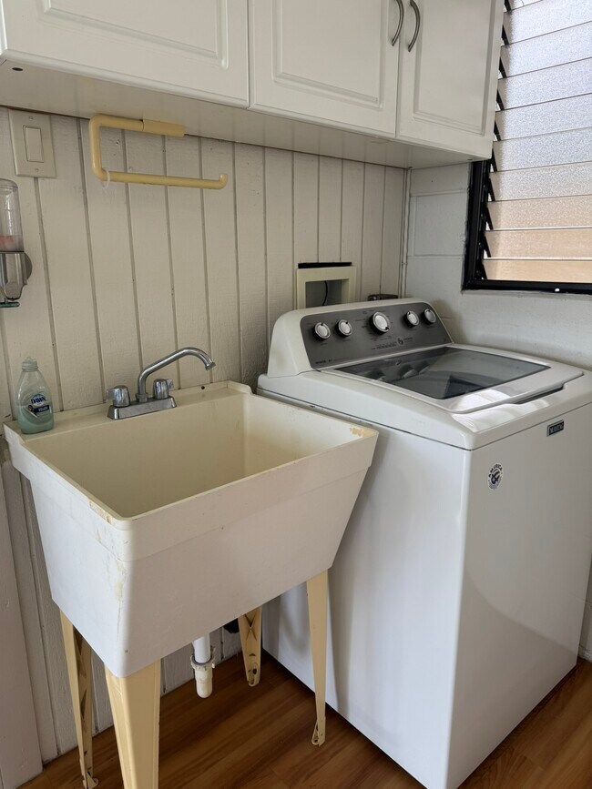 Foto del edificio - 947 Laki Rd