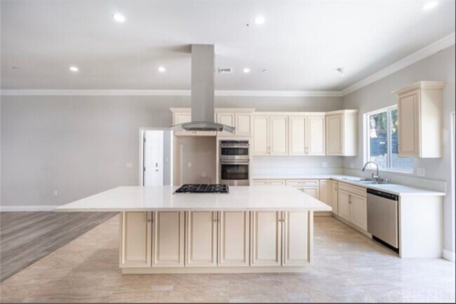 Building Photo - 10317 La Tuna Canyon Rd