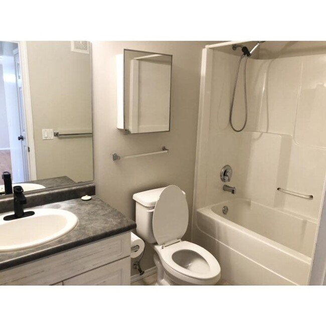 Photo du bâtiment - 215 Lowe Rd