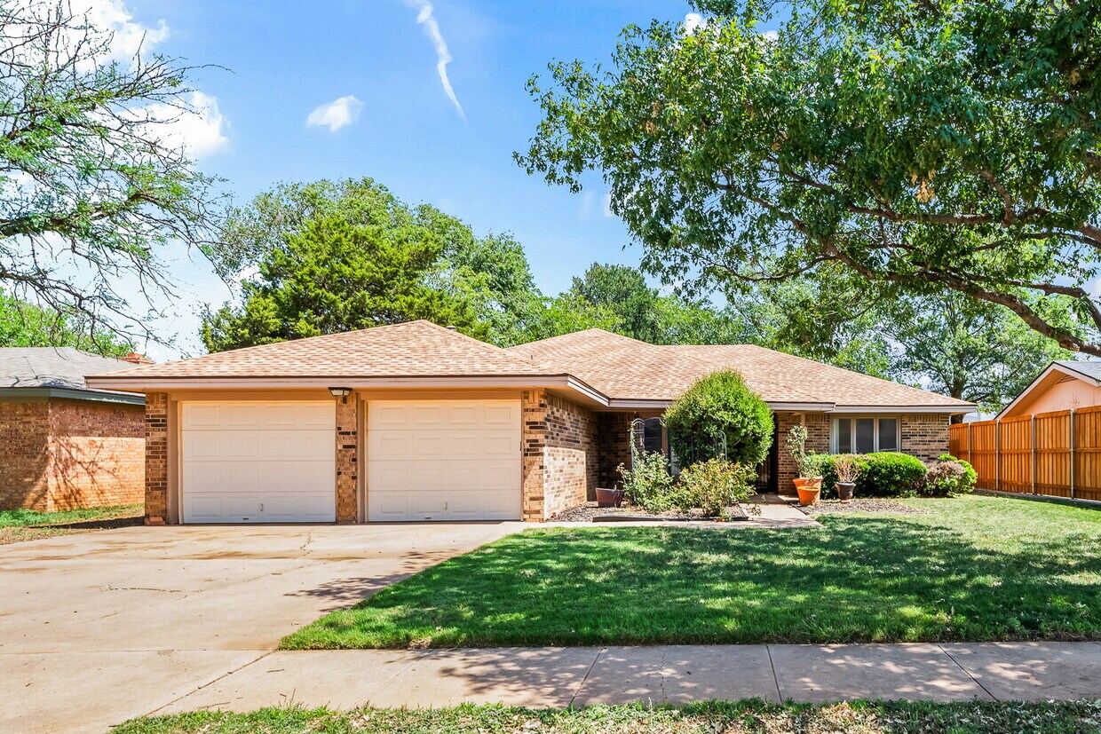 Foto principal - Vintage Home in Southwest Lubbock