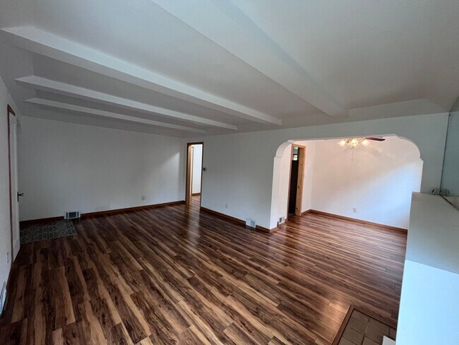 Building Photo - Charming Bremerton Home with Fenced Yard