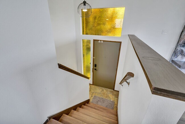 Foto del edificio - Fully Renovated 3BD Upper Duplex with Garage & Garden in West Seattle