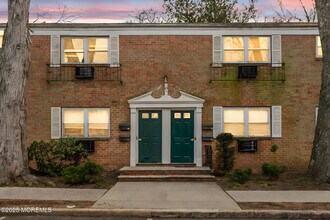 Building Photo - 289 Main St