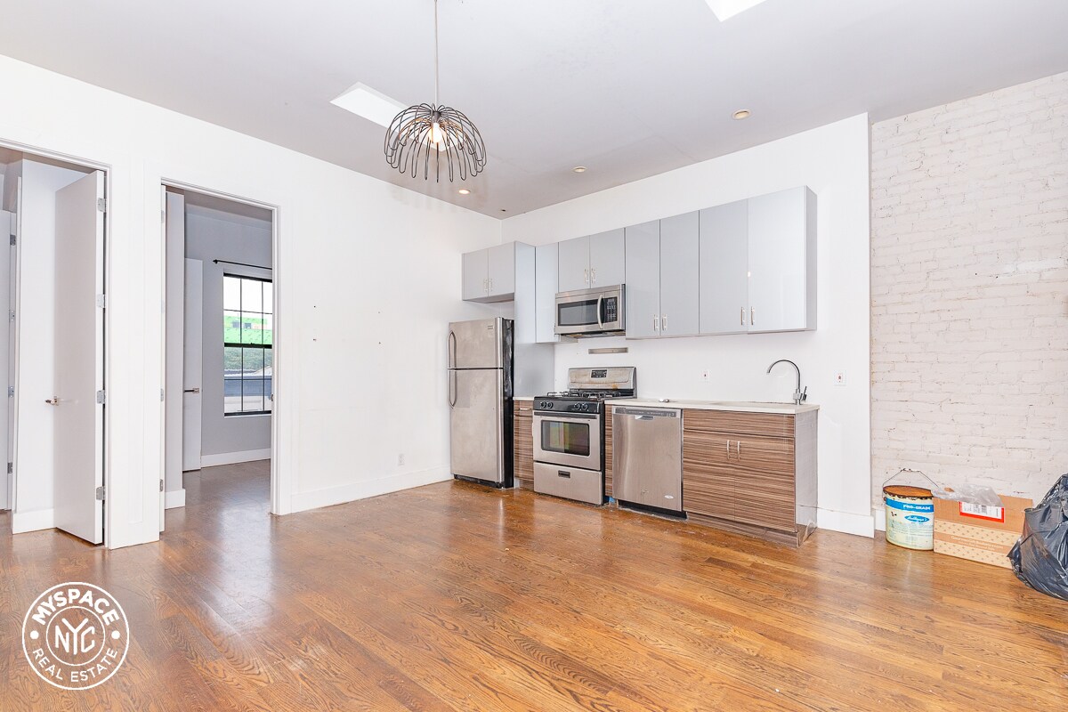 Primary Photo - 104 Rogers Ave