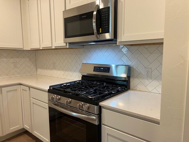 Building Photo - 1732 SE 20th St