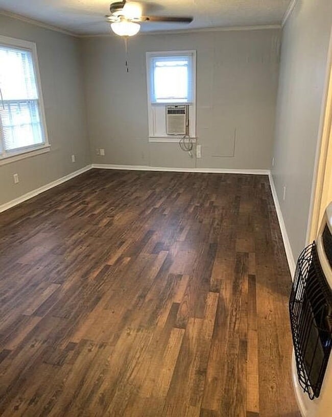 Foto del edificio - COMING SOON BEMIS LOCATION-  GREAT 2 BEDROOM HOME!!!!!