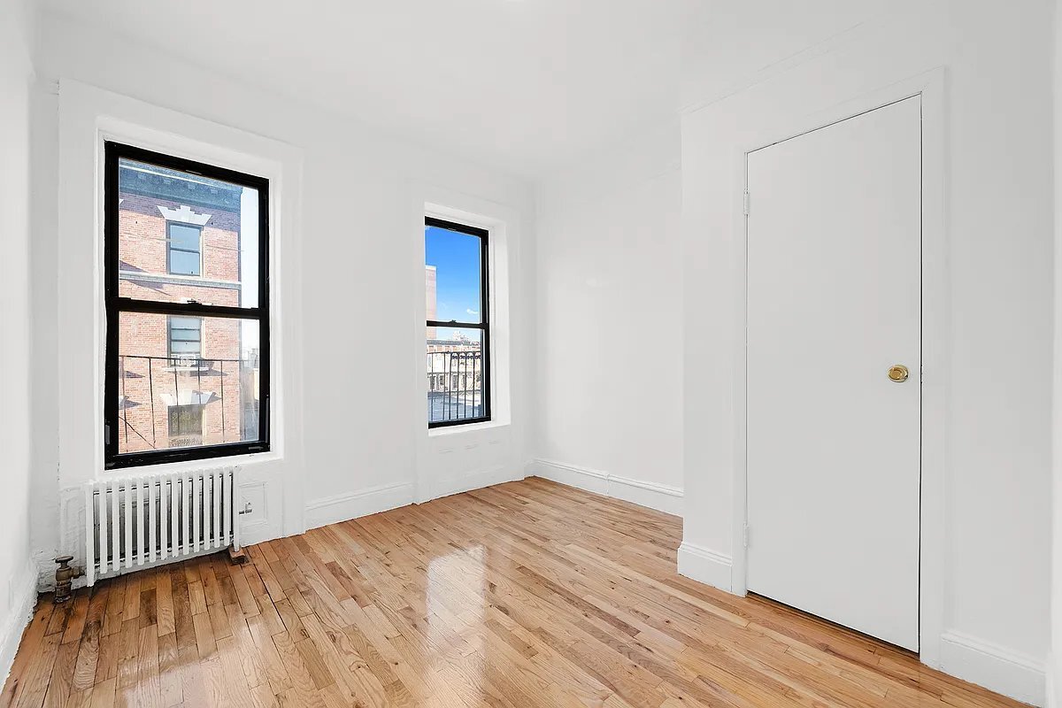 Primary Photo - 218 Thompson Street
