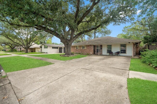 Building Photo - 5215 Poinciana Dr