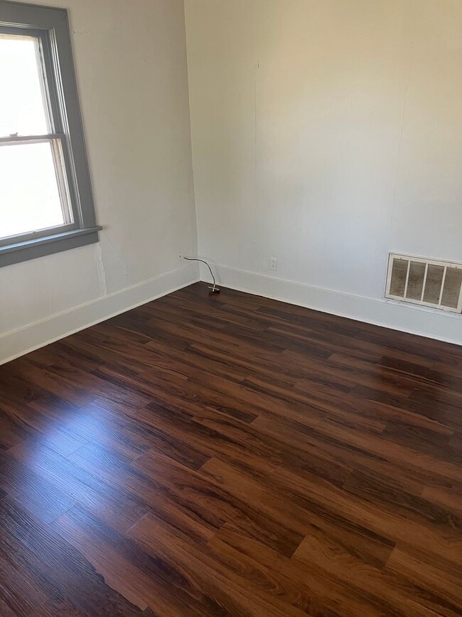 Building Photo - $595 - 1 bed 1 bath - Single Family Home