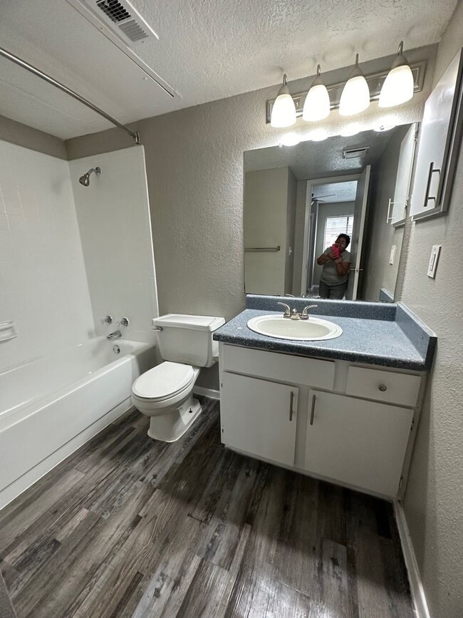 Building Photo - Spacious and Affordable Townhome 2beds 2 baths