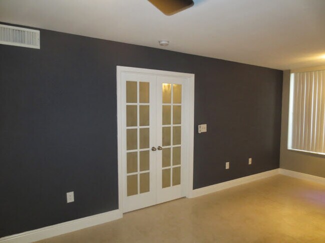 Building Photo - 2810 N Oakland Forest Dr