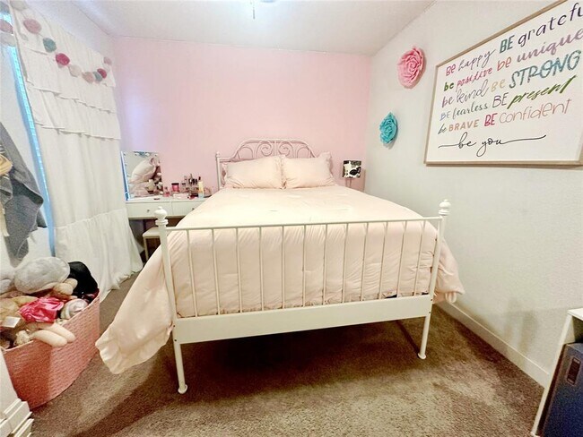 Foto del edificio - 527 Hendelson Ln