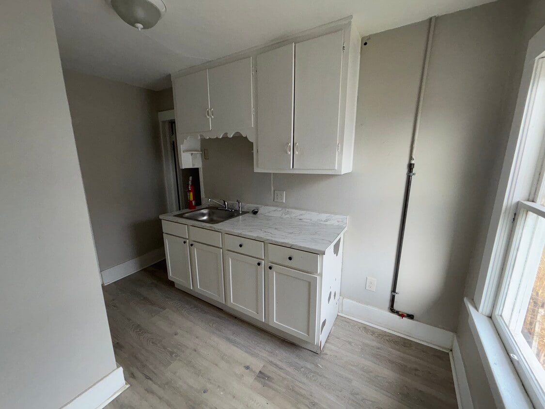 Building Photo - 14 E 6th Ave