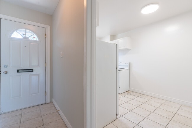 Photo du bâtiment - LARGE THREE BEDROOM TOWNHOUSE