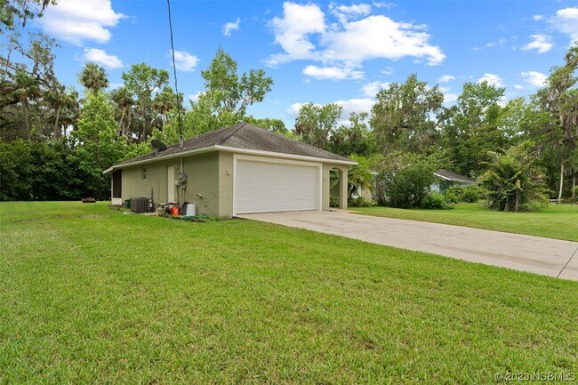 Building Photo - 2206 Magnolia Dr
