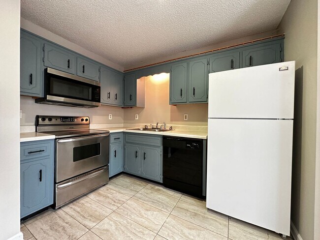 Building Photo - Spacious 2BR/1.5BA Townhome in Rossview Ar...