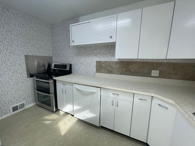 Foto del edificio - Updated 3-Bedroom Ranch with Finished Basement in Pittsfield, Massachusetts