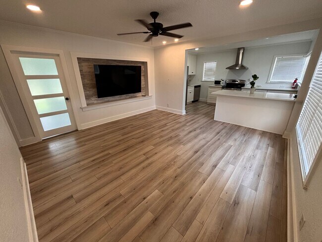 Foto del edificio - Updated 3BR in Jacksonville Beach! Spacious Fenced Yard & Lawn Care Included!