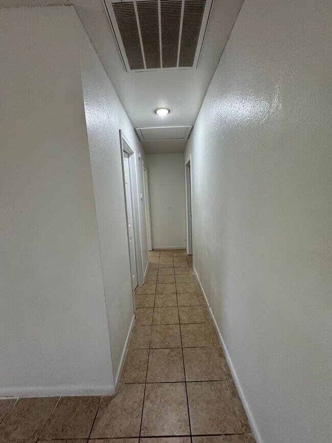 Building Photo - Roselle Ave