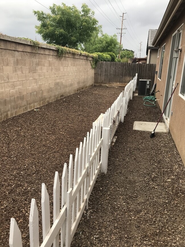 Building Photo - 3841 W Payson Ave