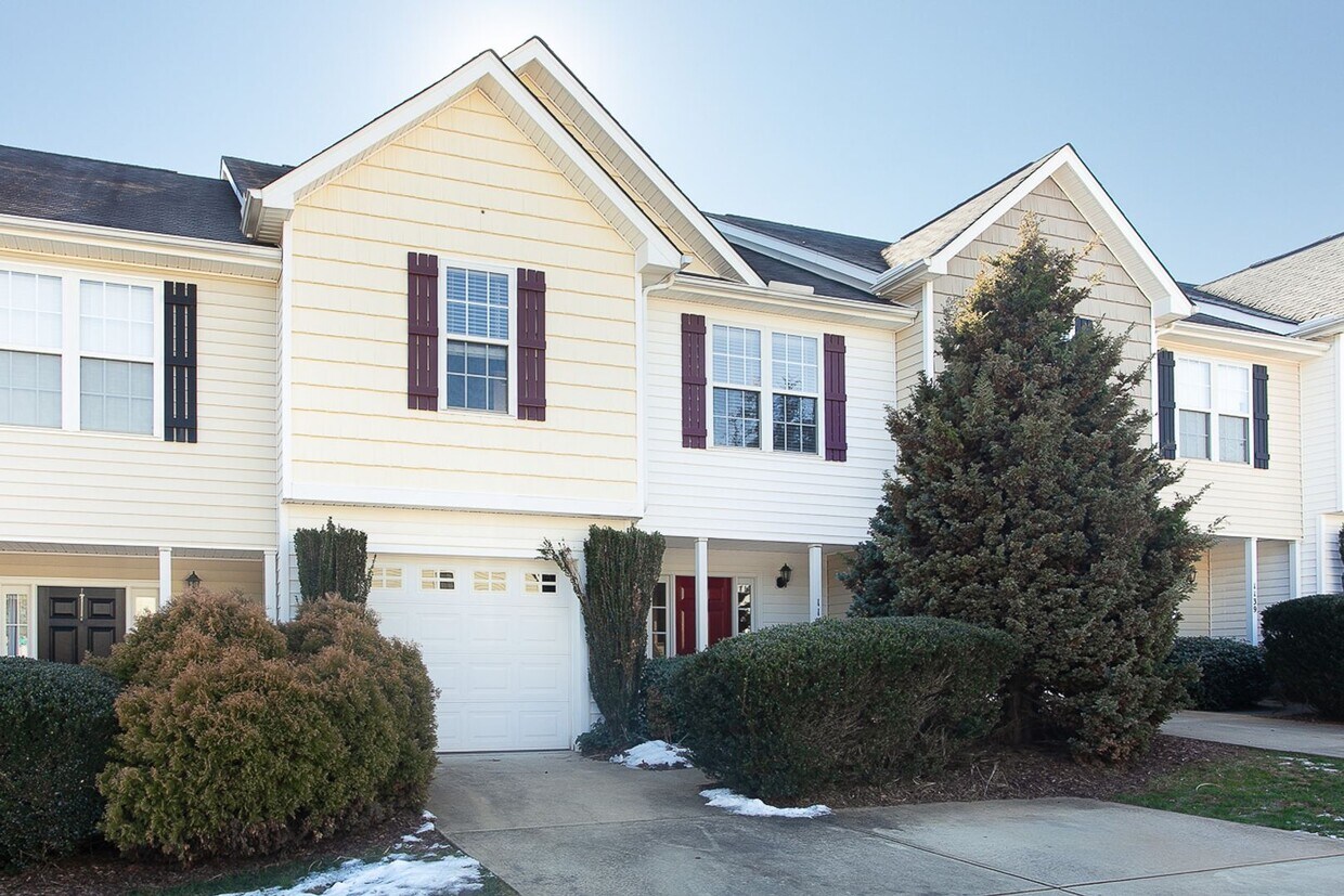 Primary Photo - Available NOW! Beautiful 3 bedroom townhou...