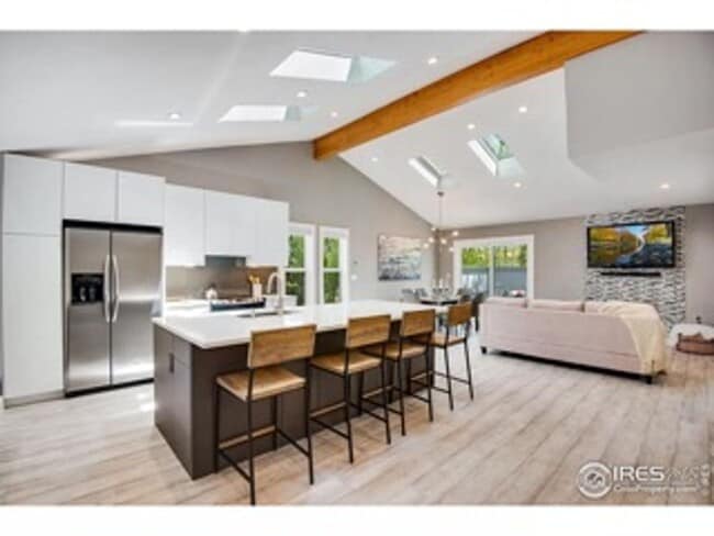 Building Photo - Recently Renovated and Updated 5 BR Townho...