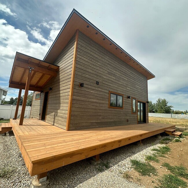 Building Photo - 2 bedroom home with 3 car detached garage