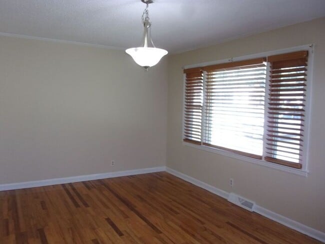Building Photo - 3 Bedroom 2 Bath Beautifully Renovated Home in Lancaster