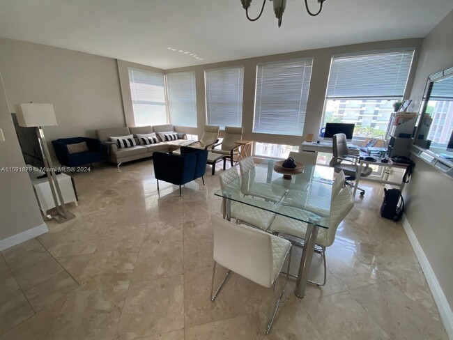 Foto del edificio - 700 Biltmore Way