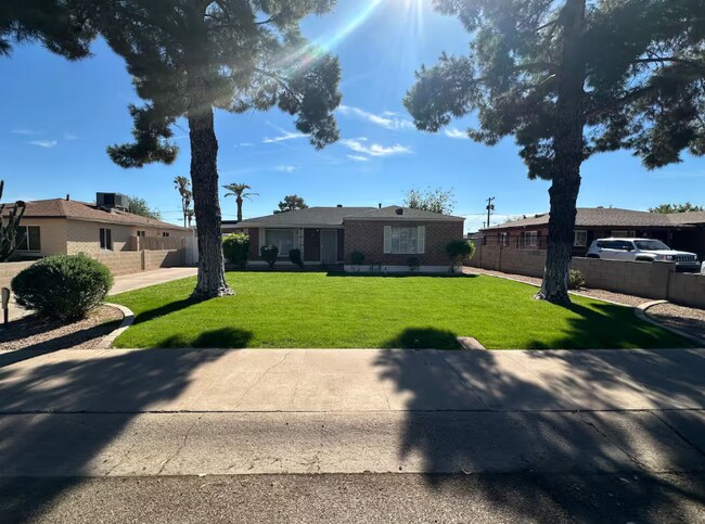 Foto del edificio - Spacious 2 Bed / 2 Bath Main-Floor Home in Phoenix, AZ