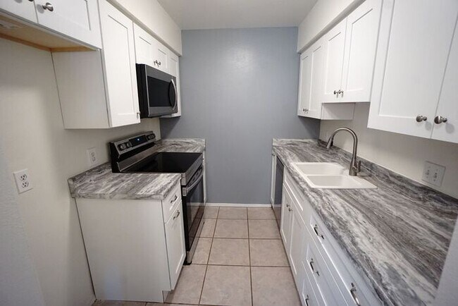 Foto del edificio - Modern 1BR Near Downtown Tucson | Covered Balcony & Prime 85745 Location