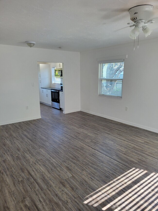 Sala de estar - 2423 51st Avenue Ter W
