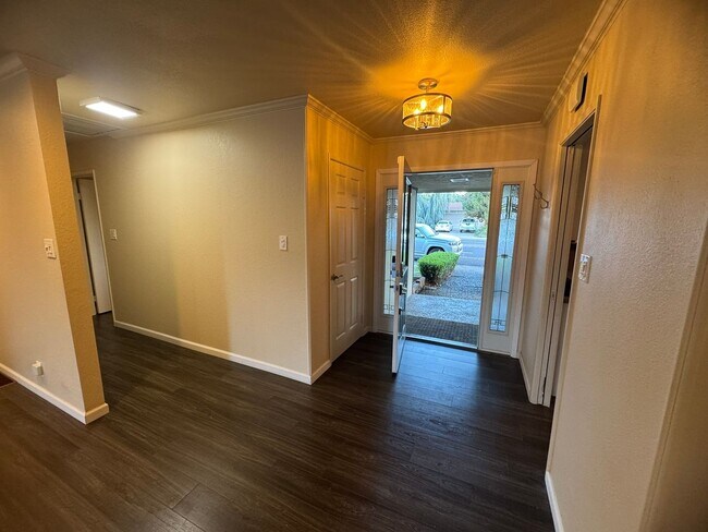 Building Photo - Upgraded Three Bedroom Duplex!