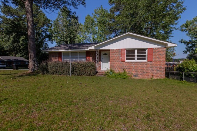 Foto del edificio - 4 bedroom near St. Anne Catholic Church