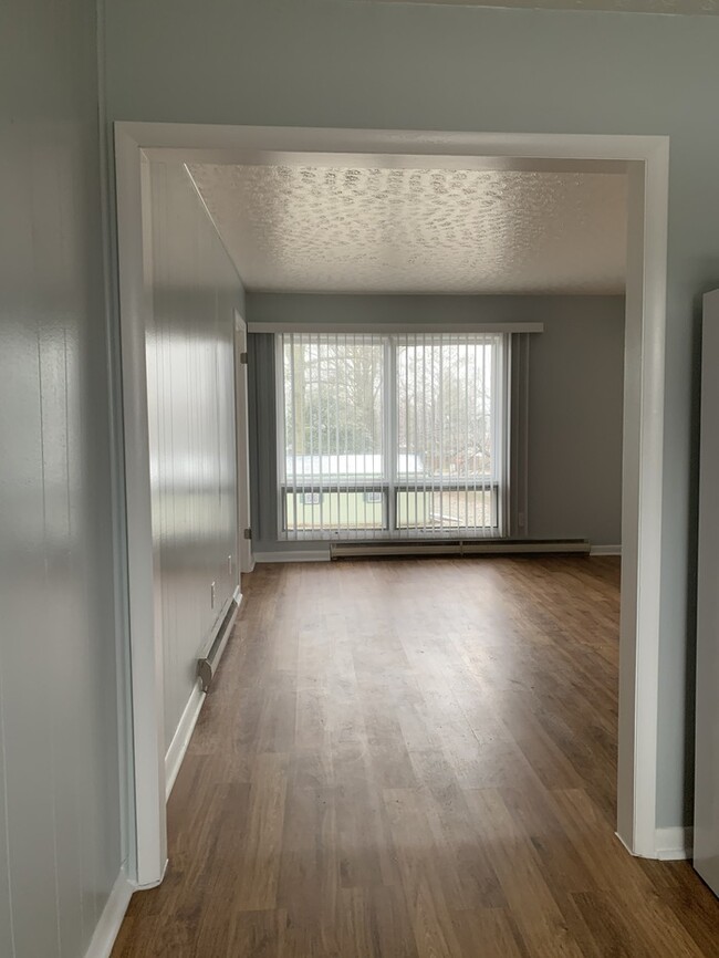 Building Photo - Newly Remodeled Apartment Crainville