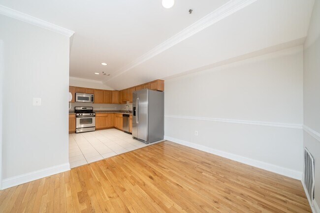 Building Photo - 218 Jackson St