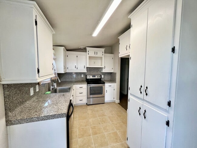 Building Photo - Charming 3 Bed 2 Bath in Clovis!