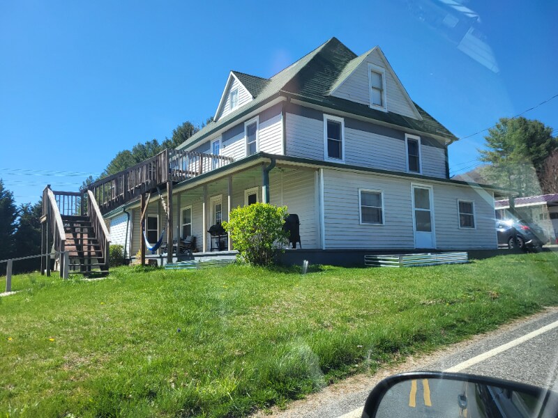 23 Cherry Ln Unit C, Burnsville, NC 28714 Room for Rent in Burnsville