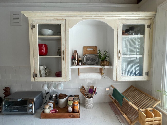 Building Photo - Exquisite lofted studio